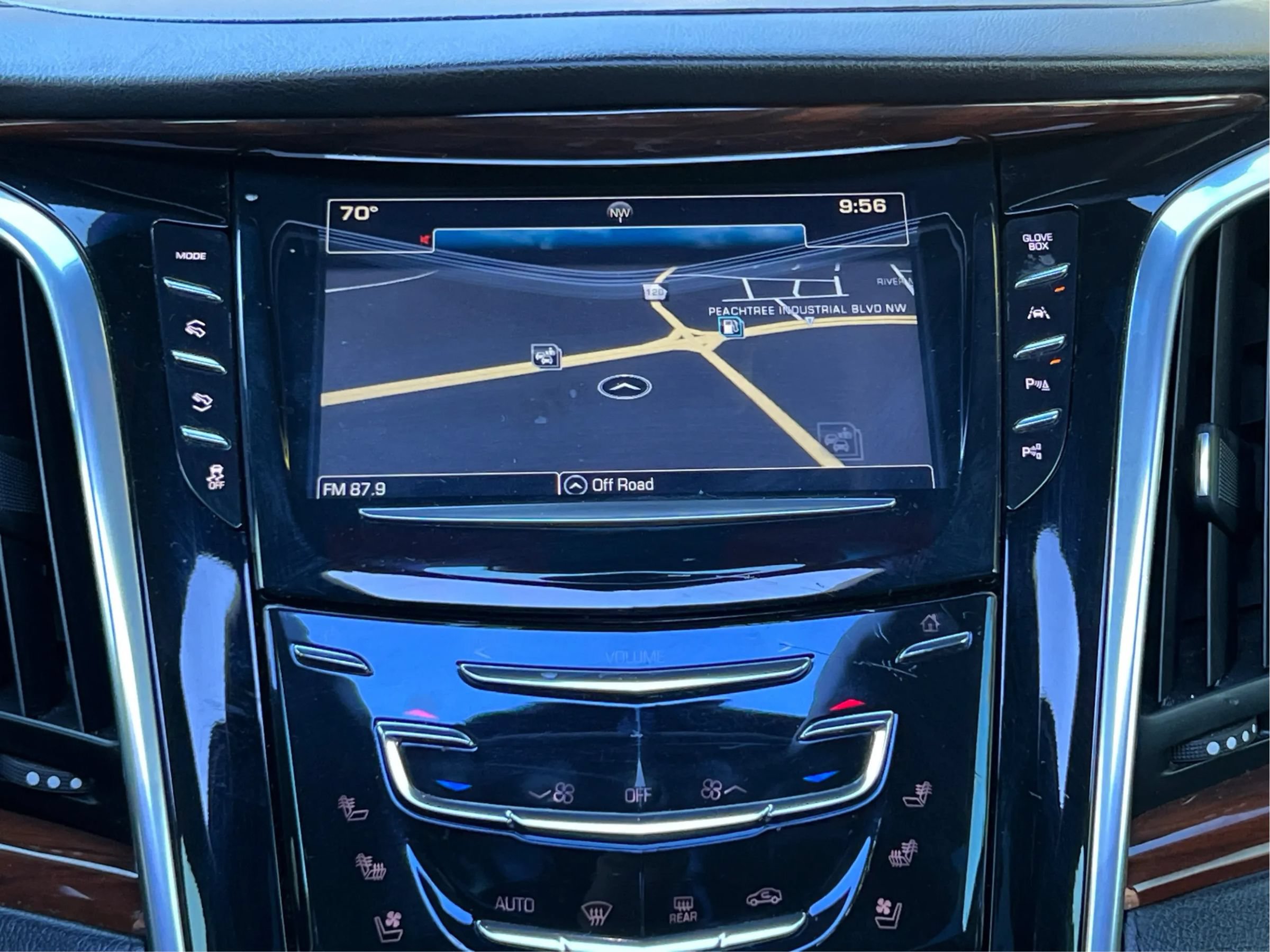 Used 2018 Cadillac Escalade Luxury AWD/4WD image 17