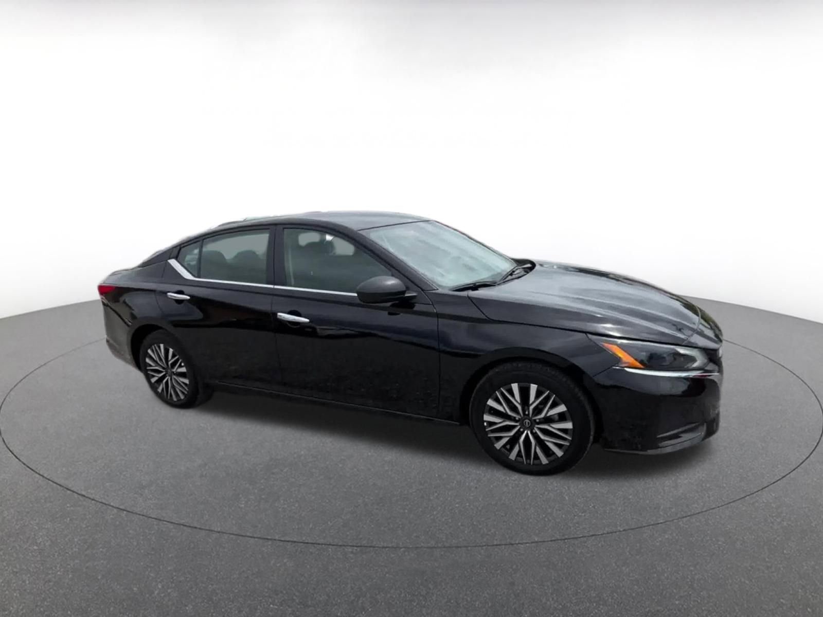 Used 2025 Nissan Altima 2.5 SV FWD image 2