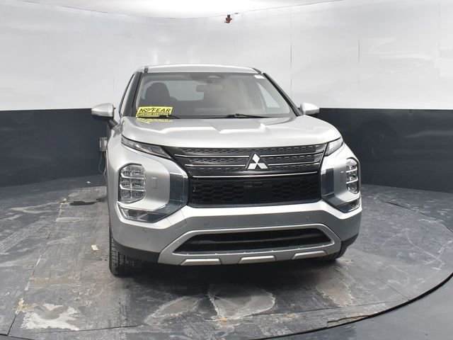 Used 2024 Mitsubishi Outlander SE image 2