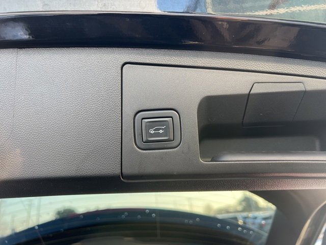 Used 2021 Cadillac XT4 Premium Luxury w/ Cold Weather Package image 16