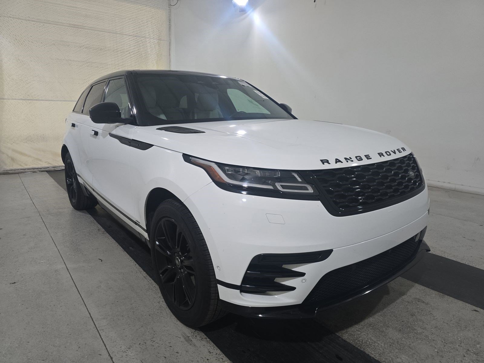 Used 2021 Land Rover Range Rover Velar R-Dynamic S image 4