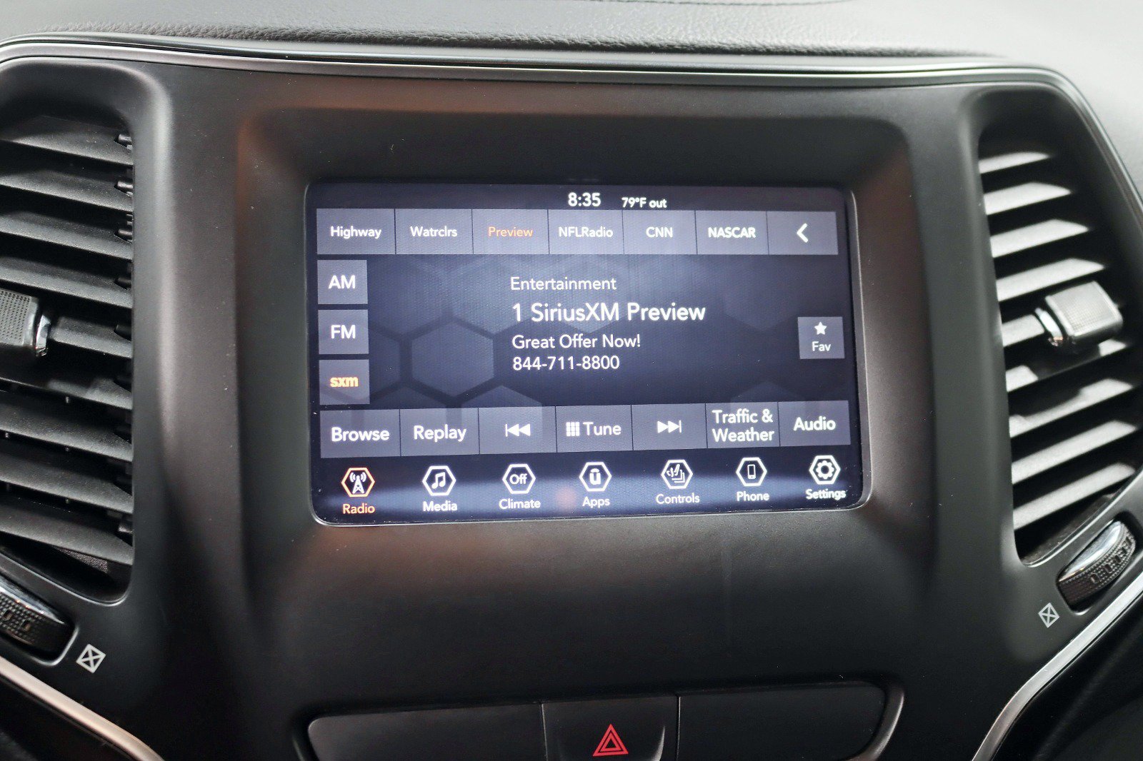 Used 2019 Jeep Cherokee Latitude Plus w/ Cold Weather Group AWD/4WD image 18