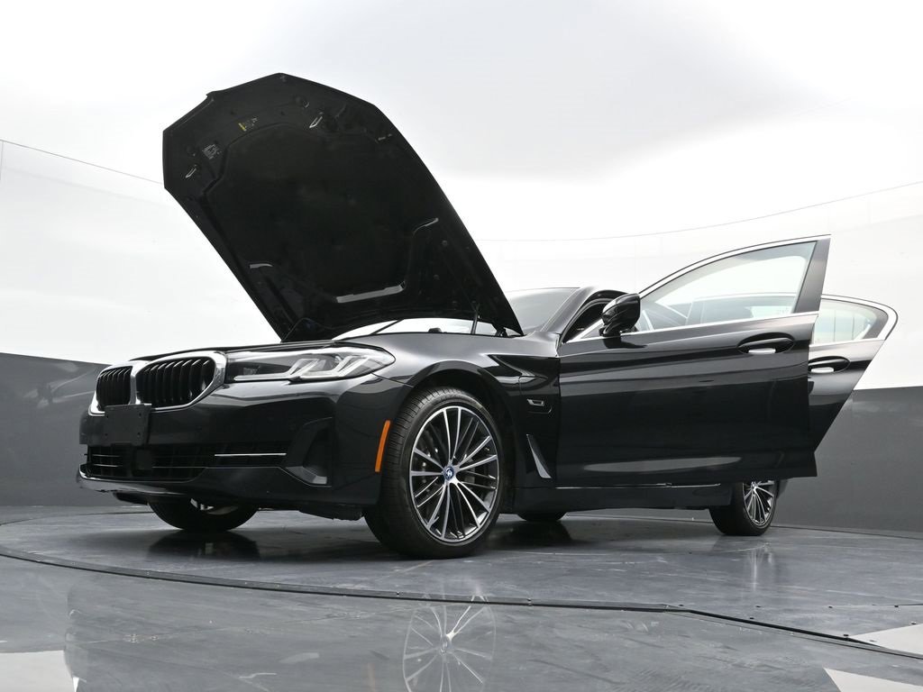 Used 2023 BMW 530e xDrive w/ Executive Package image 40