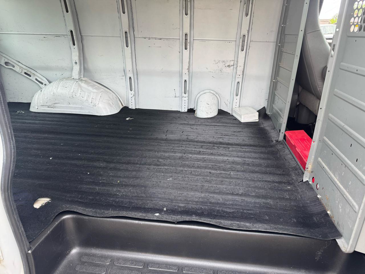 Used 2017 GMC Savana 2500 RWD image 18