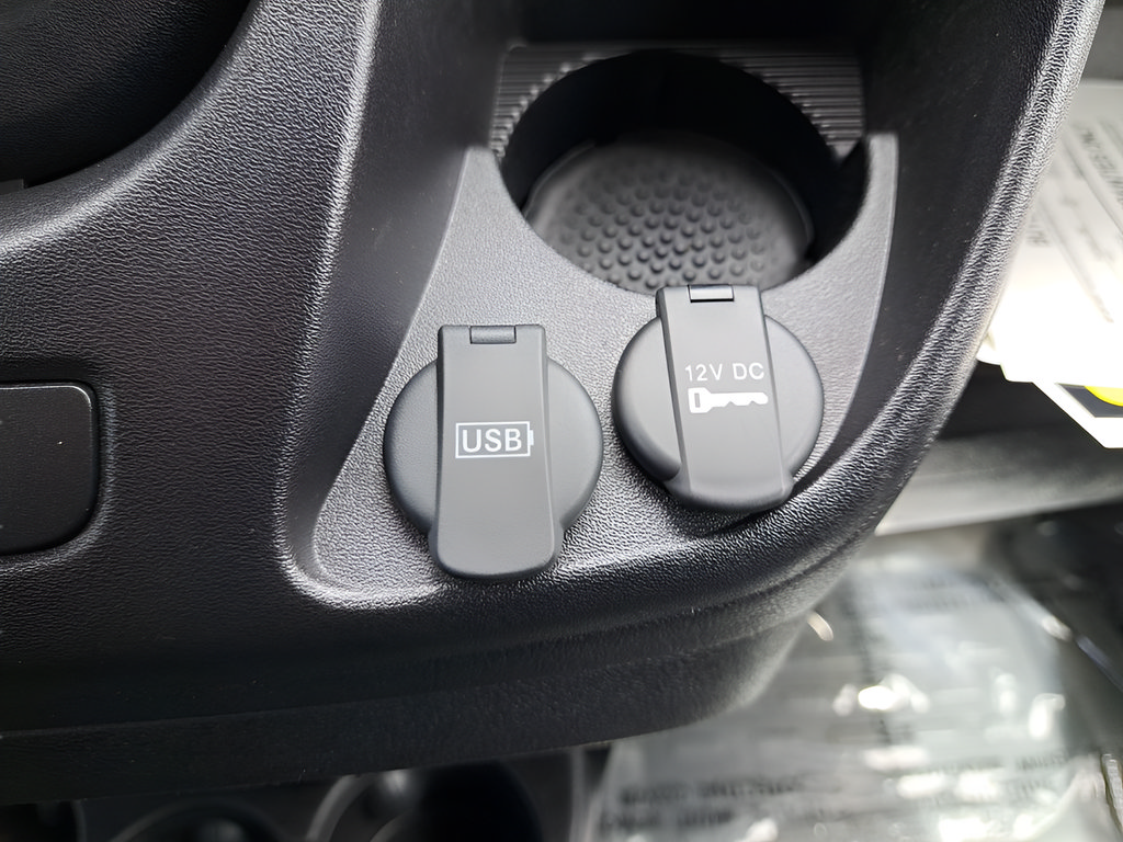 Used 2021 RAM ProMaster 2500 w/ Premium Appearance Group FWD image 18