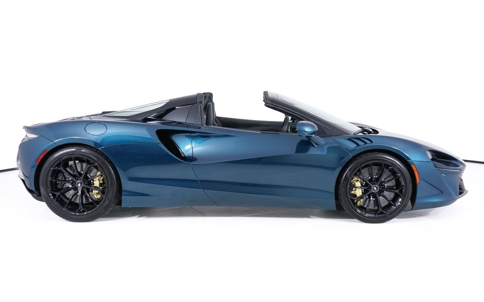 Used 2025 McLaren Artura Spider RWD image 9