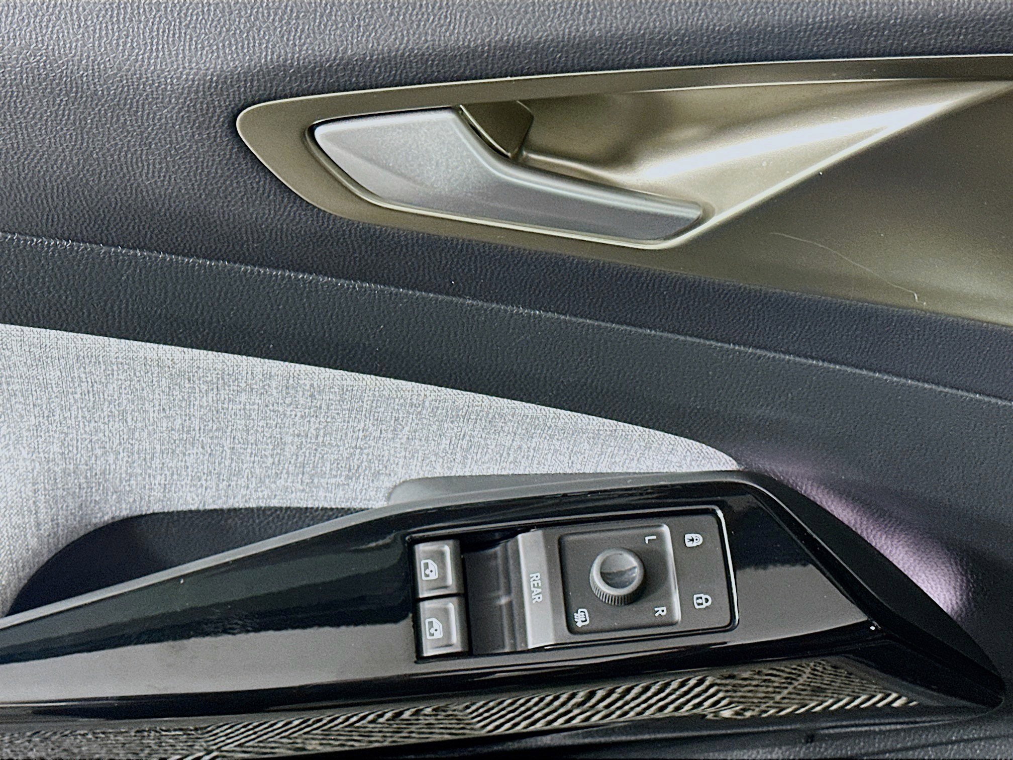 Used 2025 Volkswagen ID.4 Limited image 15