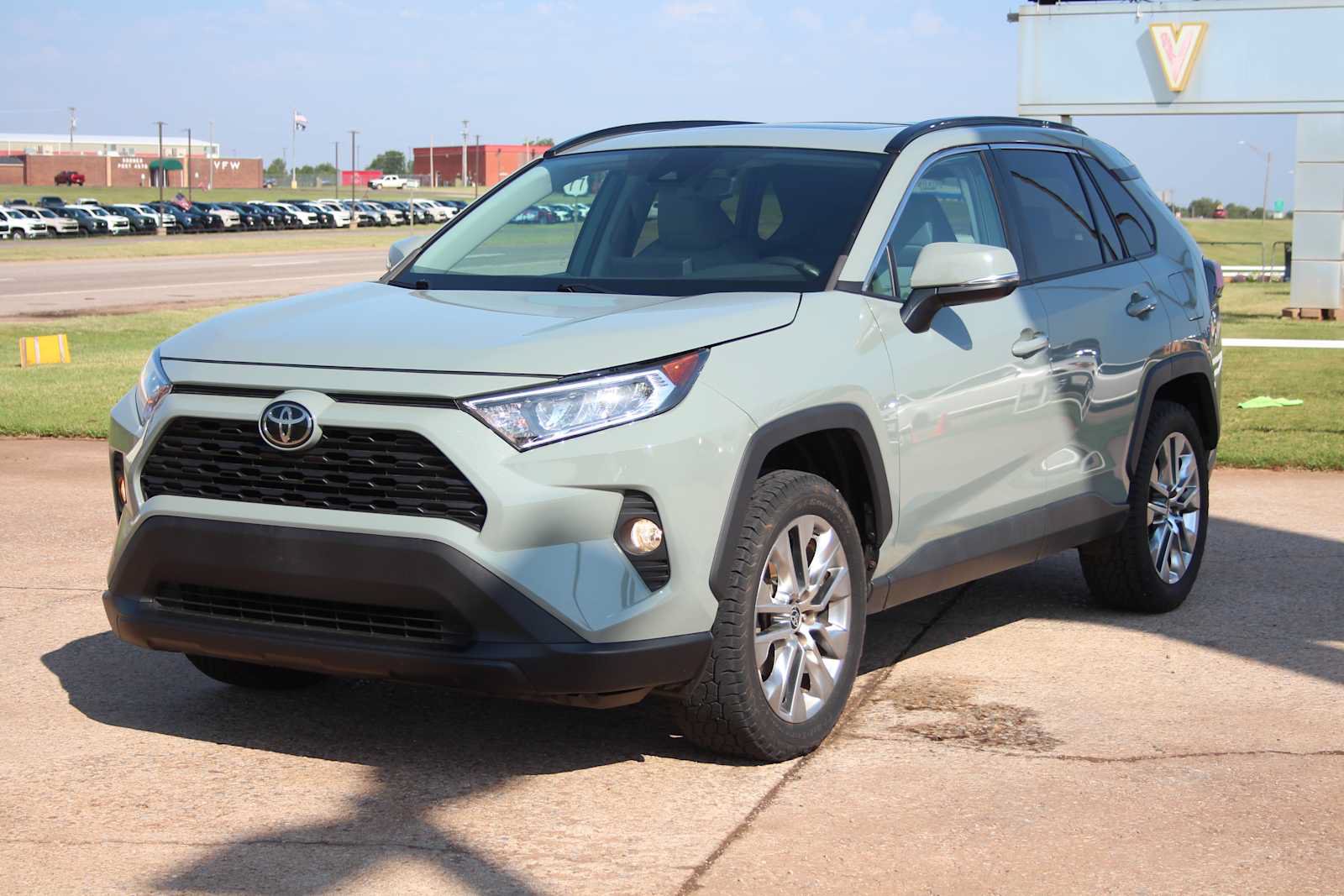 Used 2021 Toyota RAV4 XLE Premium FWD image 4