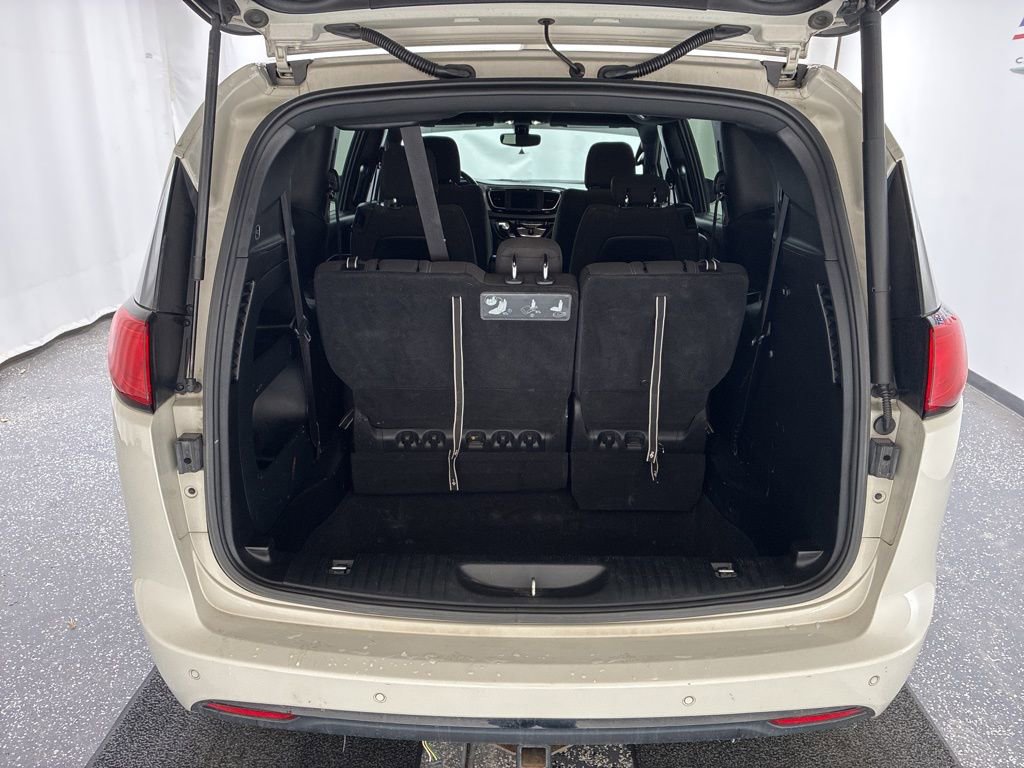 Used 2020 Chrysler Pacifica Touring w/ S Appearance Package image 7