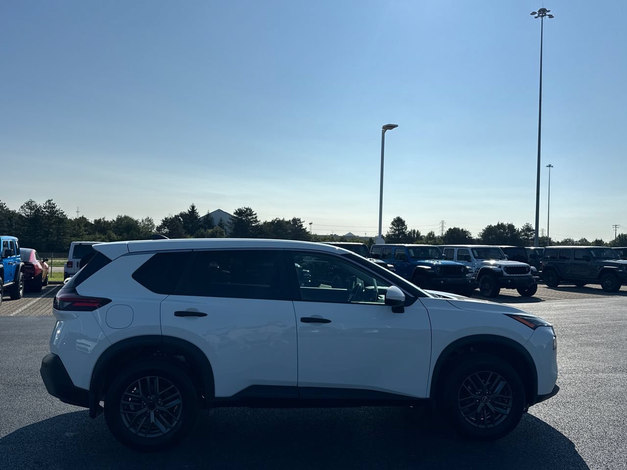 Used 2022 Nissan Rogue S FWD image 2
