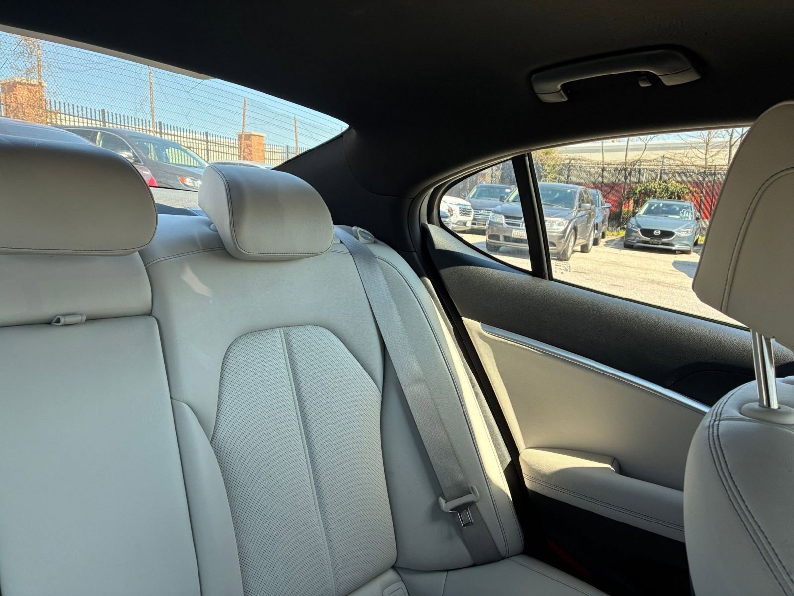 Used 2025 Genesis G70 2.5T image 32