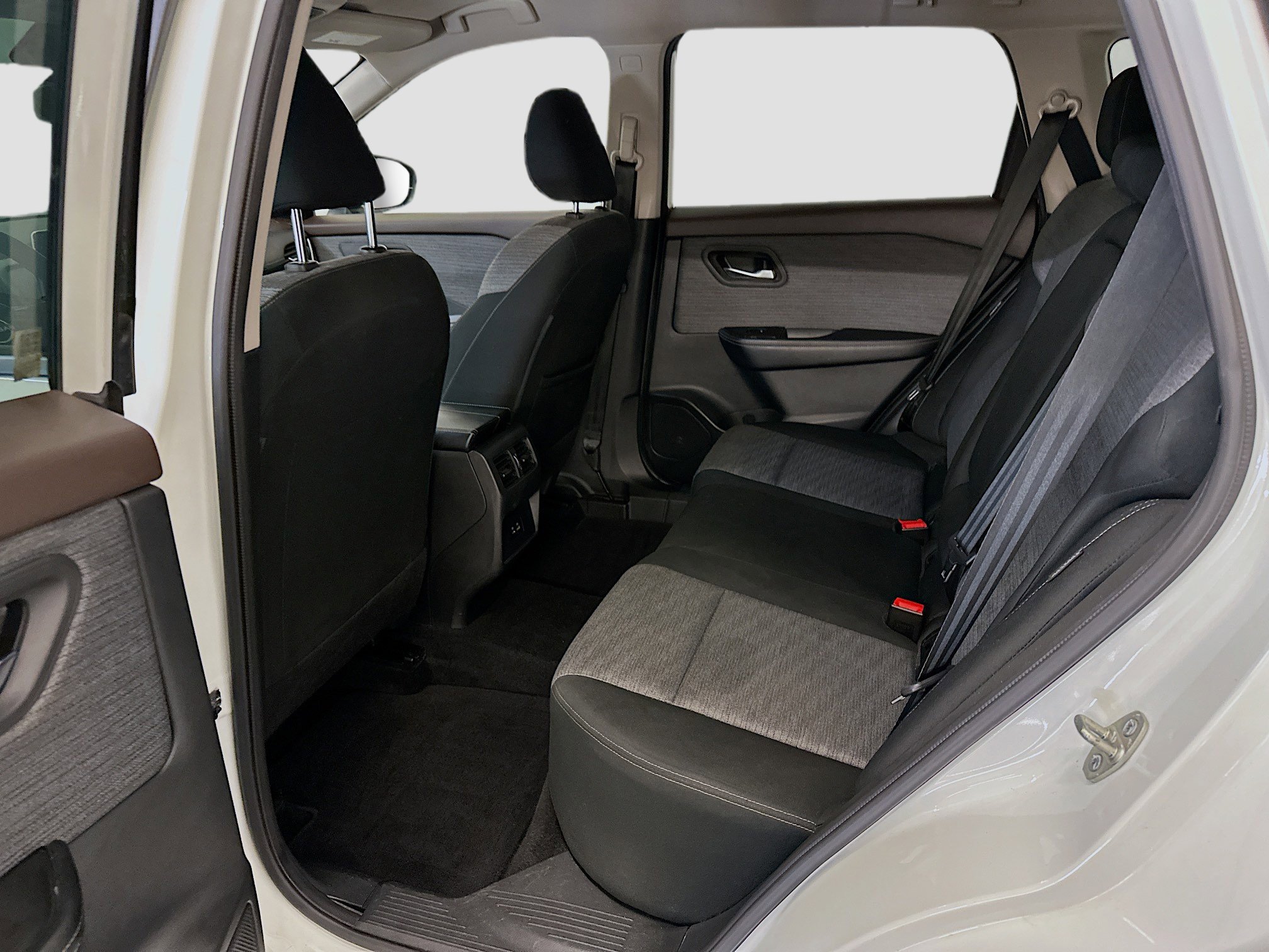 Used 2023 Nissan Rogue SV image 28