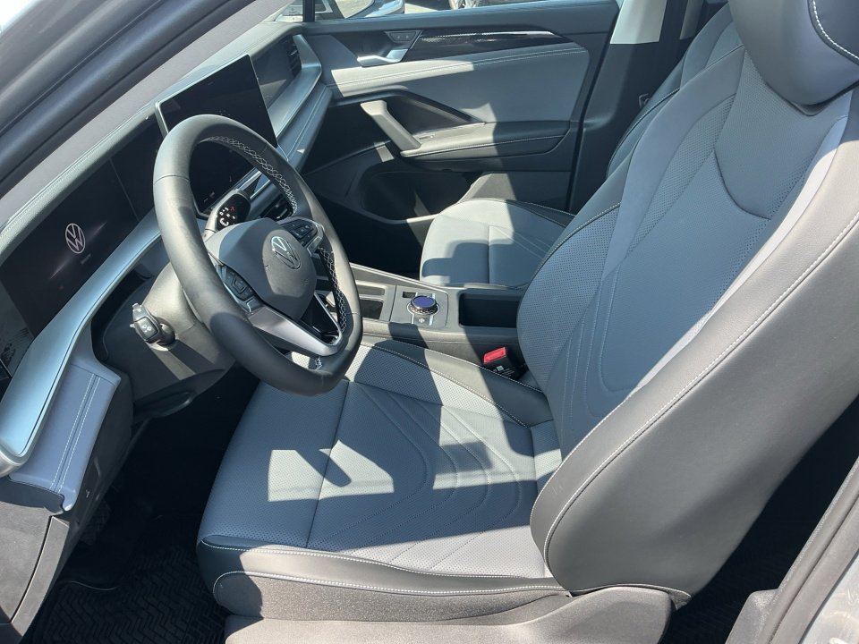New 2026 Volkswagen Tiguan SE FWD image 30