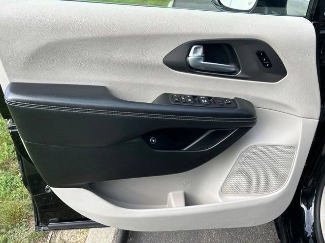 Used 2024 Chrysler Pacifica Limited FWD image 10