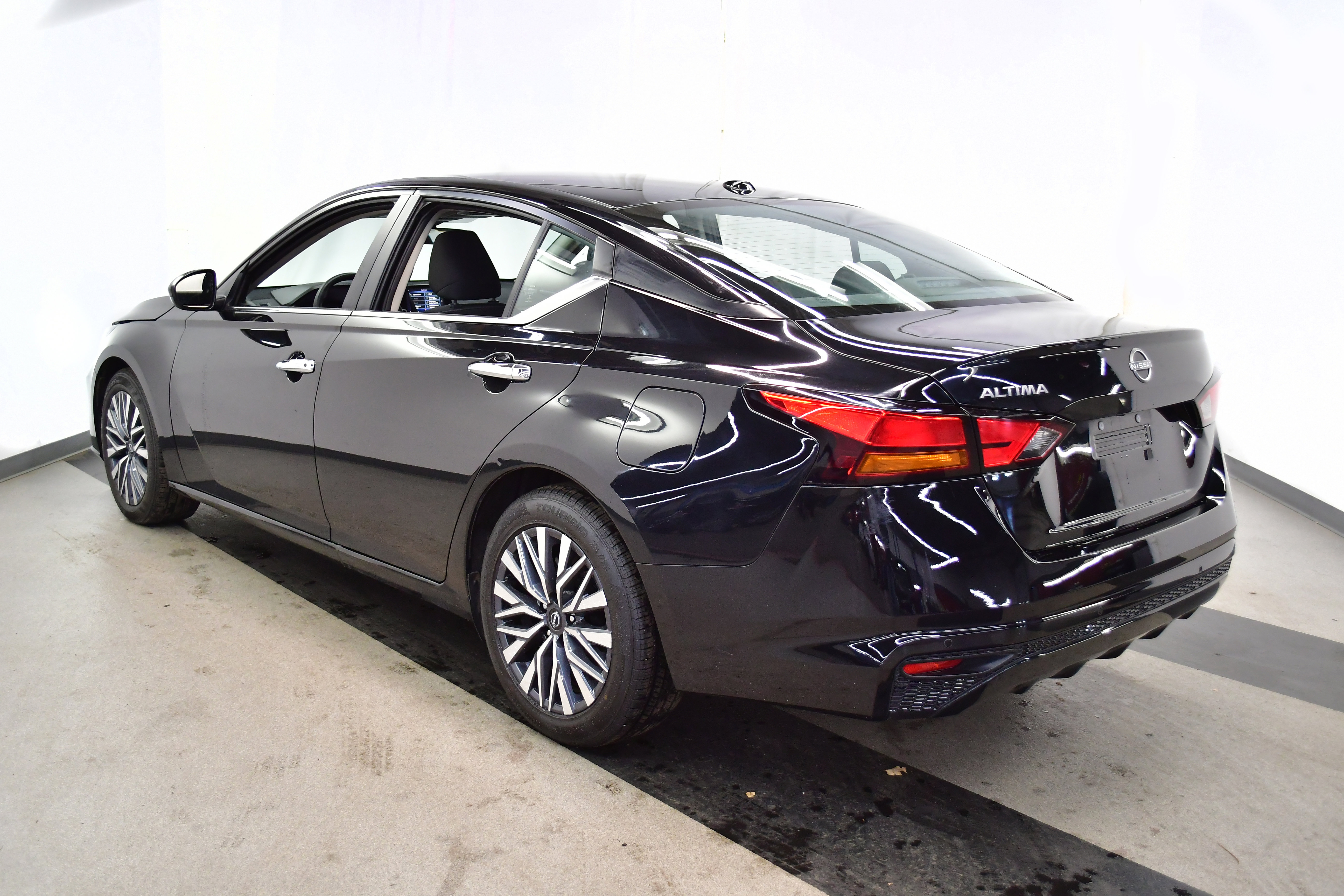 Used 2025 Nissan Altima 2.5 SV FWD image 2