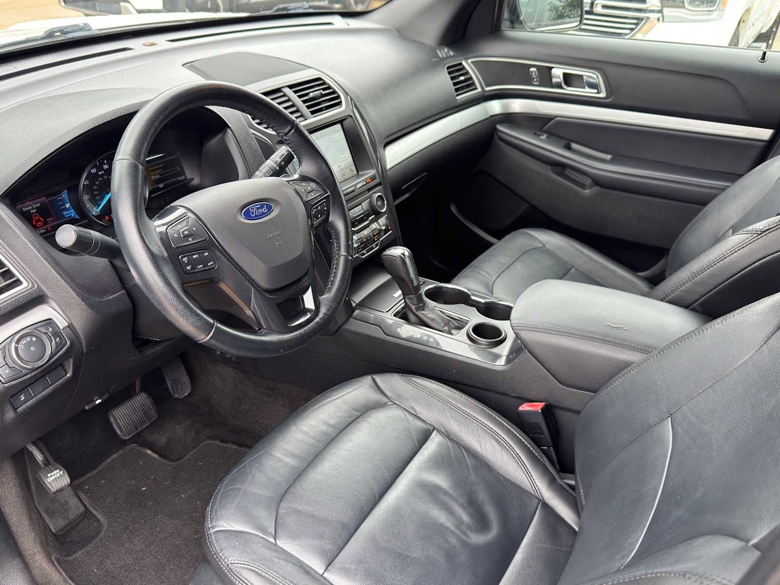 Used 2017 Ford Explorer XLT w/ Equipment Group 202A FWD image 8
