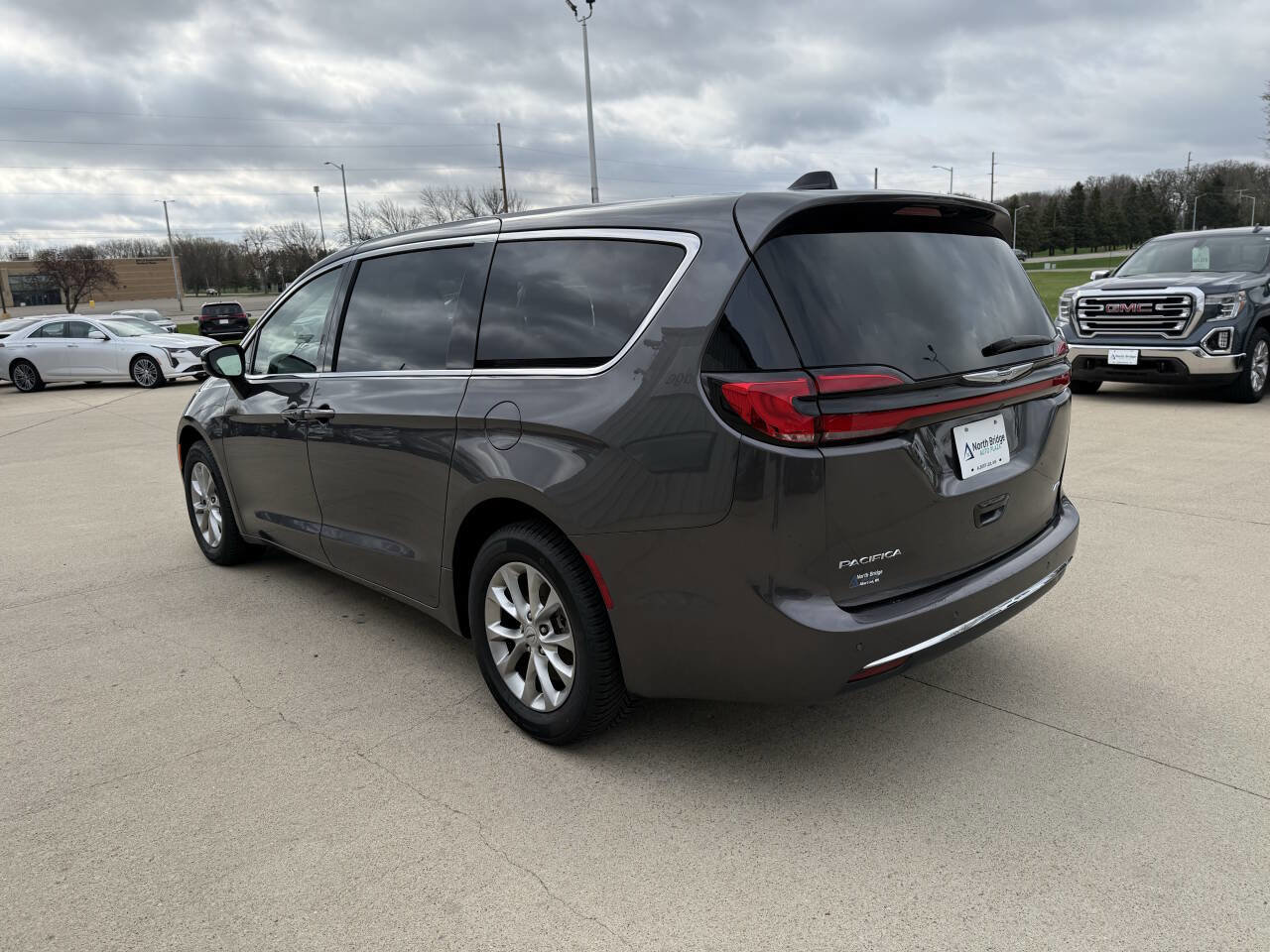 Used 2023 Chrysler Pacifica Touring-L AWD/4WD image 3