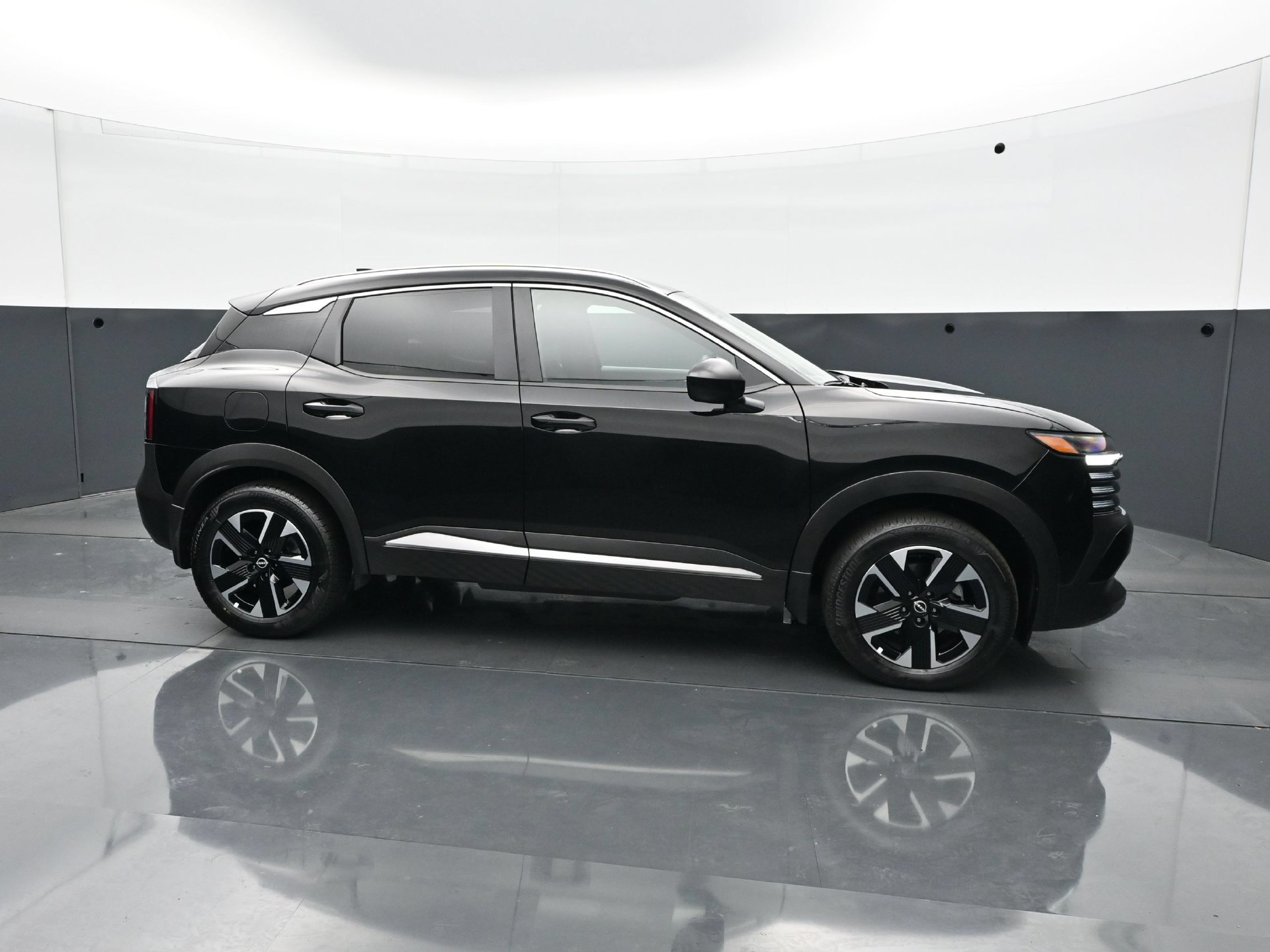 Used 2025 Nissan Kicks SV w/ SV Premium Package AWD/4WD image 8