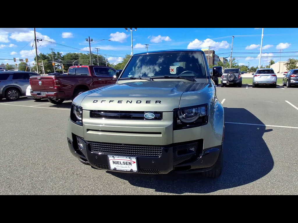 Used 2025 Land Rover Defender 110 X-Dynamic SE AWD/4WD image 3