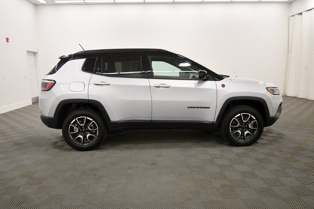 Used 2025 Jeep Compass Trailhawk AWD/4WD image 9