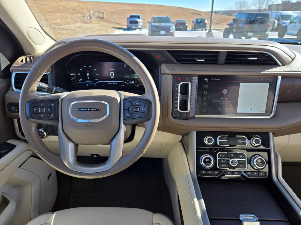 Used 2022 GMC Yukon XL Denali w/ Denali Premium Package image 18