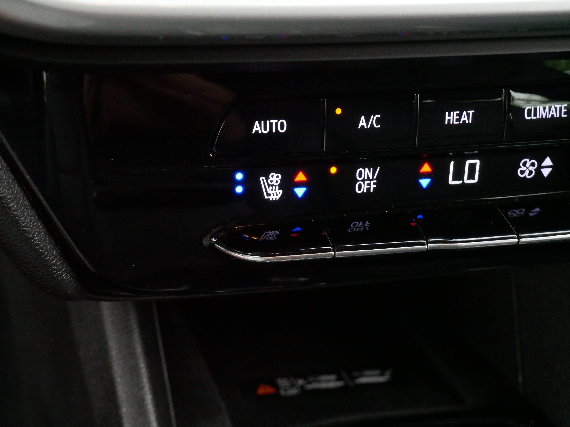Used 2023 Chevrolet Bolt EUV Premier w/ Sun & Sound Package FWD image 29
