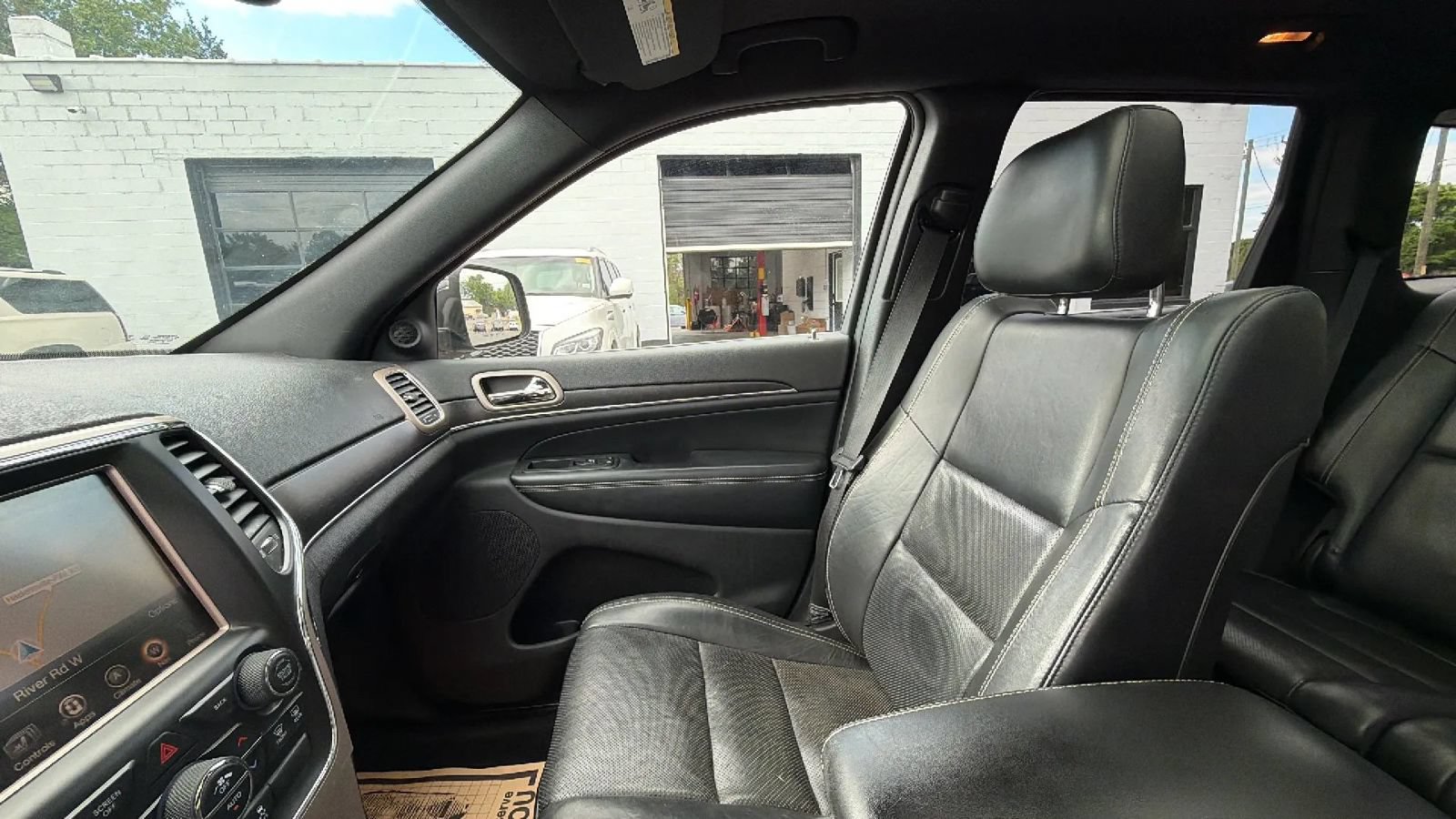 Used 2015 Jeep Grand Cherokee Limited w/ Luxury Group II RWD image 27