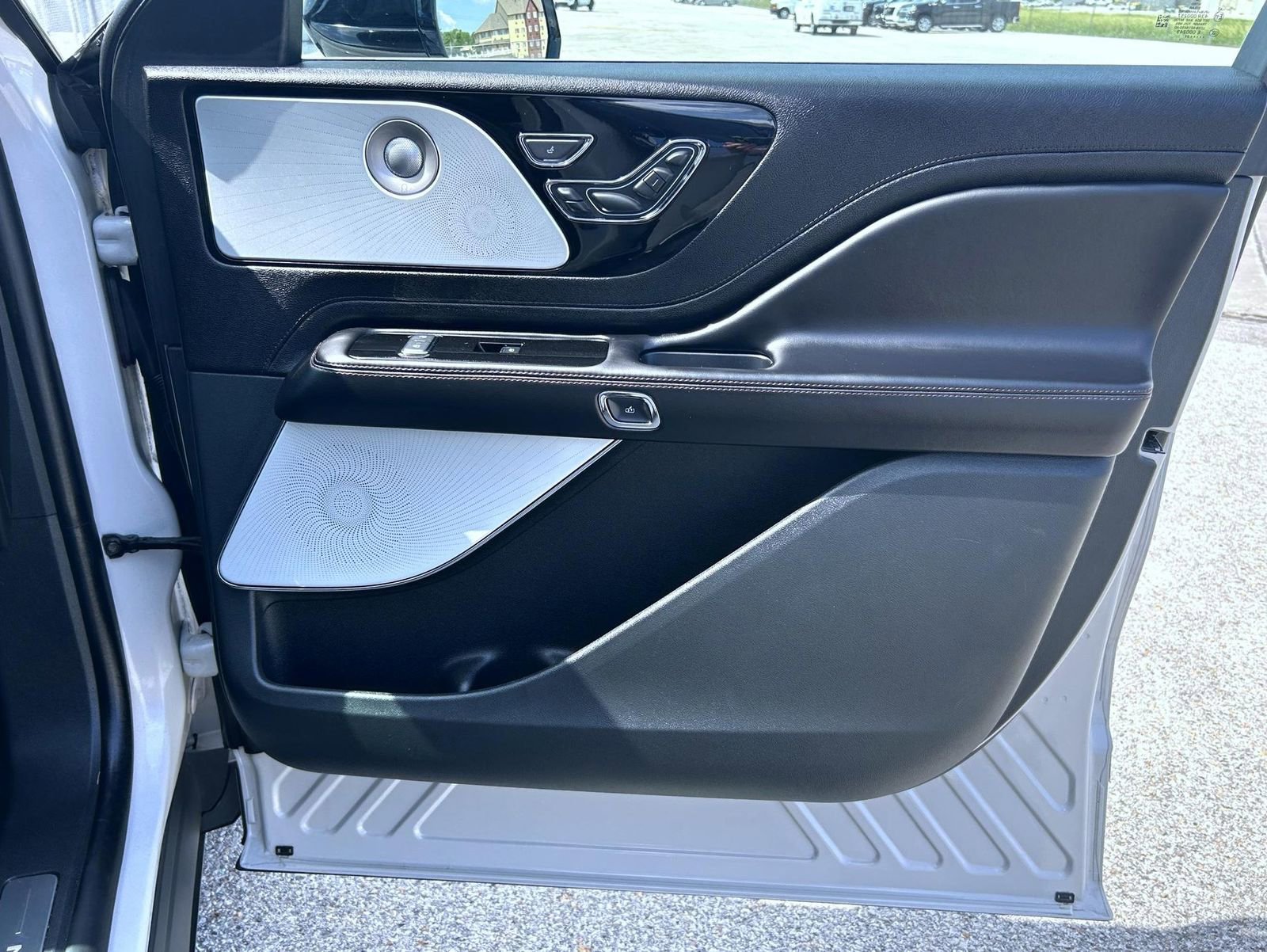 Used 2024 Lincoln Aviator Reserve w/ Equipment Group 201A AWD/4WD image 15