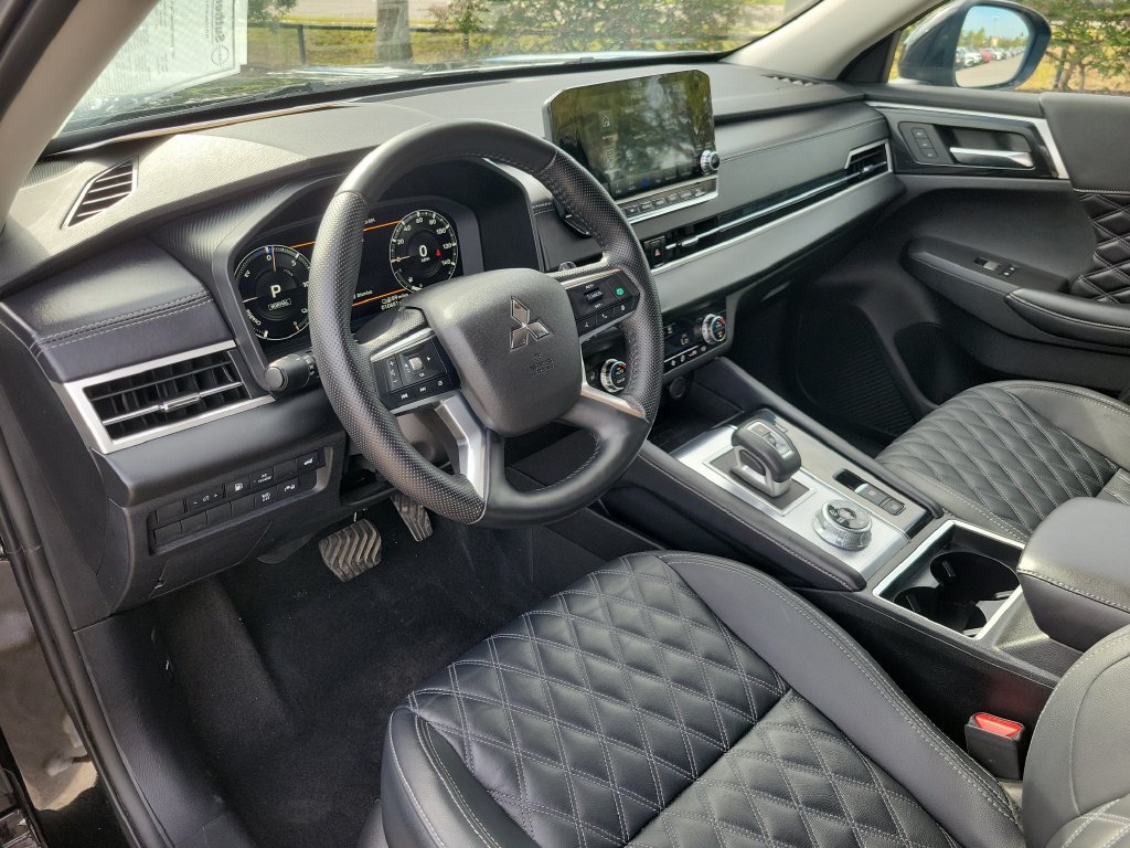 Used 2025 Mitsubishi Outlander 4WD Plug-In Hybrid image 16