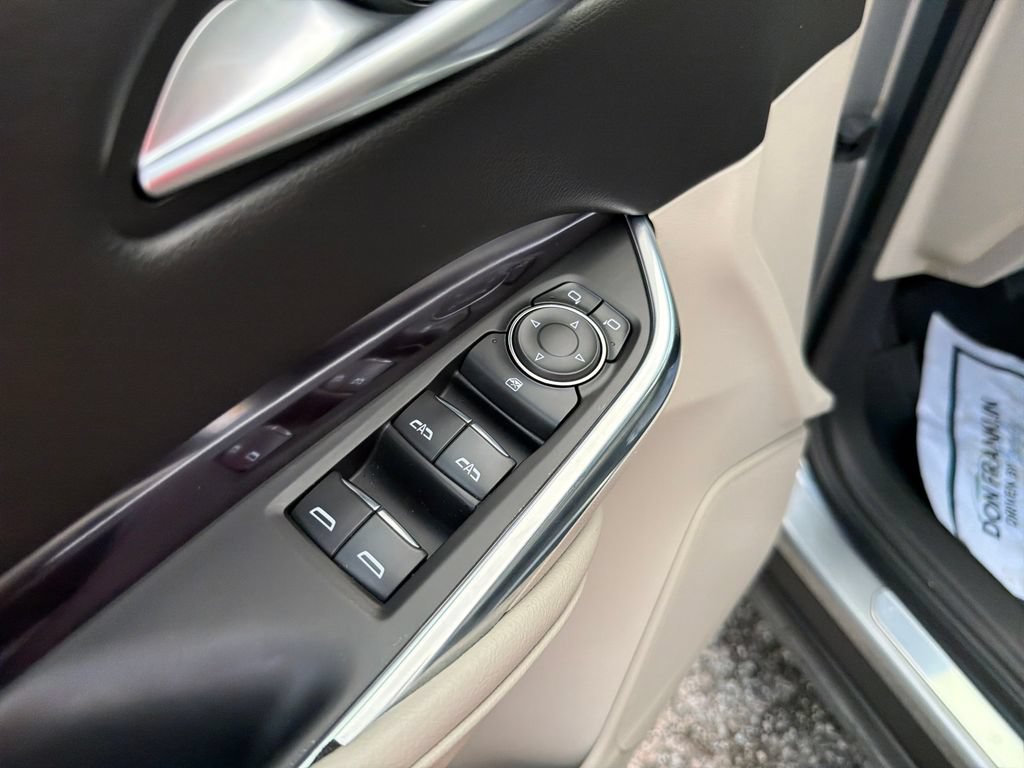 Used 2023 Cadillac XT4 Luxury w/ Cold Weather Package FWD image 12