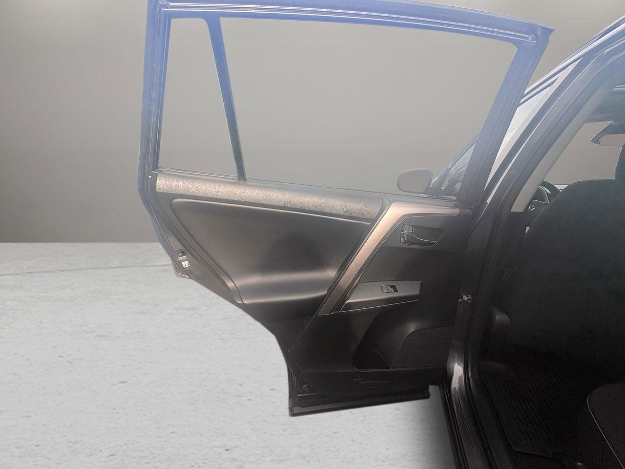 Used 2018 Toyota RAV4 XLE image 26