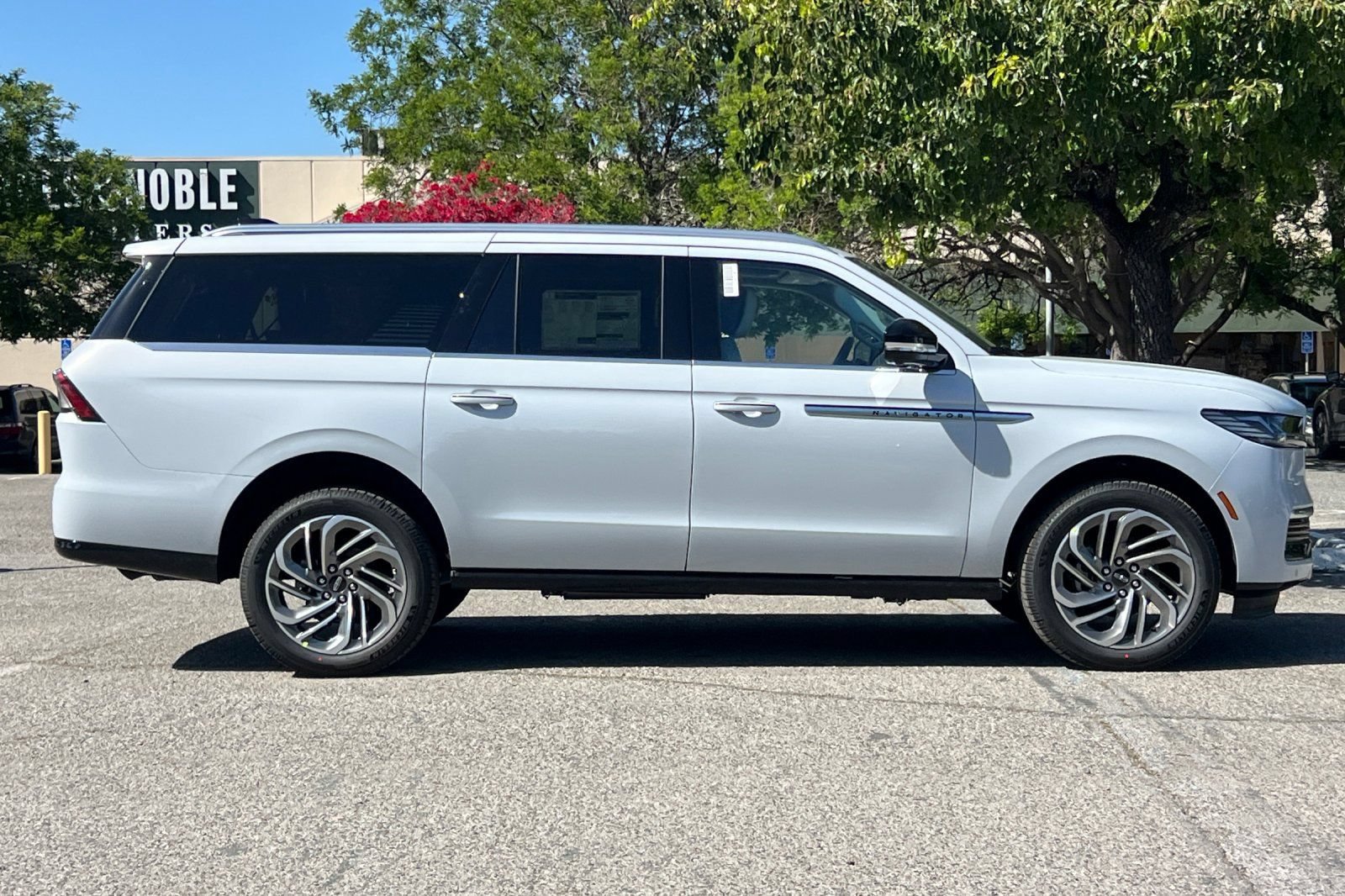New 2026 Lincoln Navigator L Reserve AWD/4WD image 3
