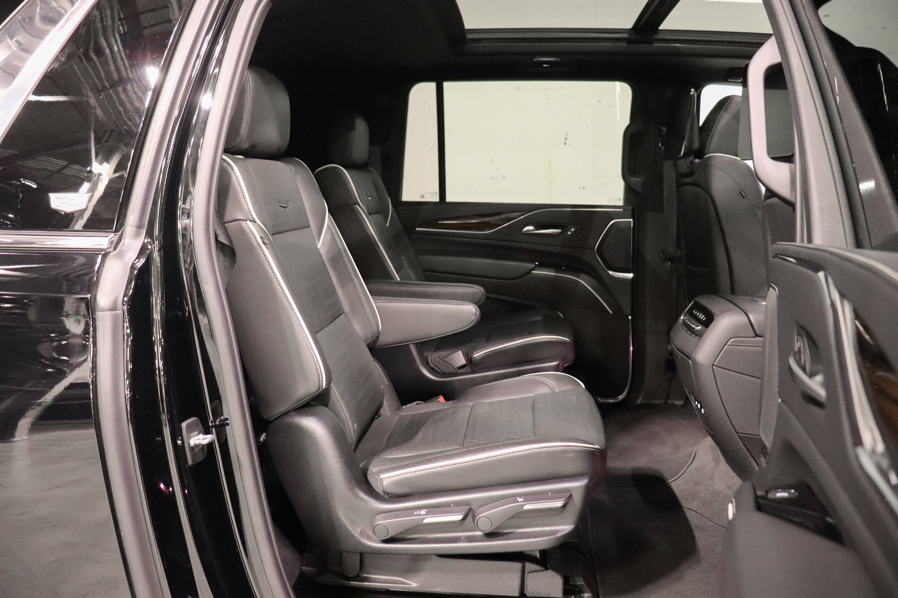 Used 2023 Cadillac Escalade ESV Premium Luxury w/ Performance Package AWD/4WD image 19