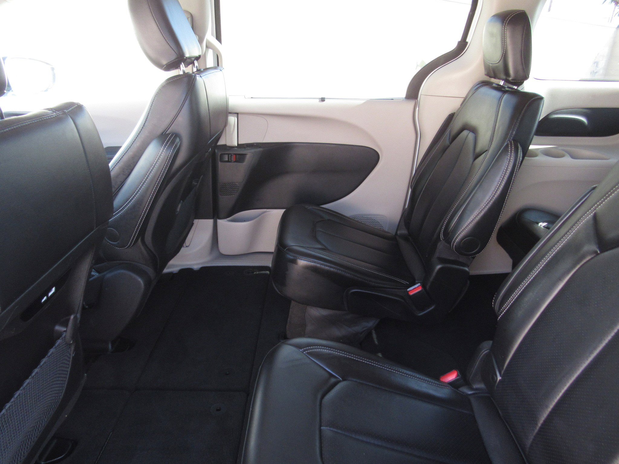 Used 2024 Chrysler Pacifica Touring-L image 15