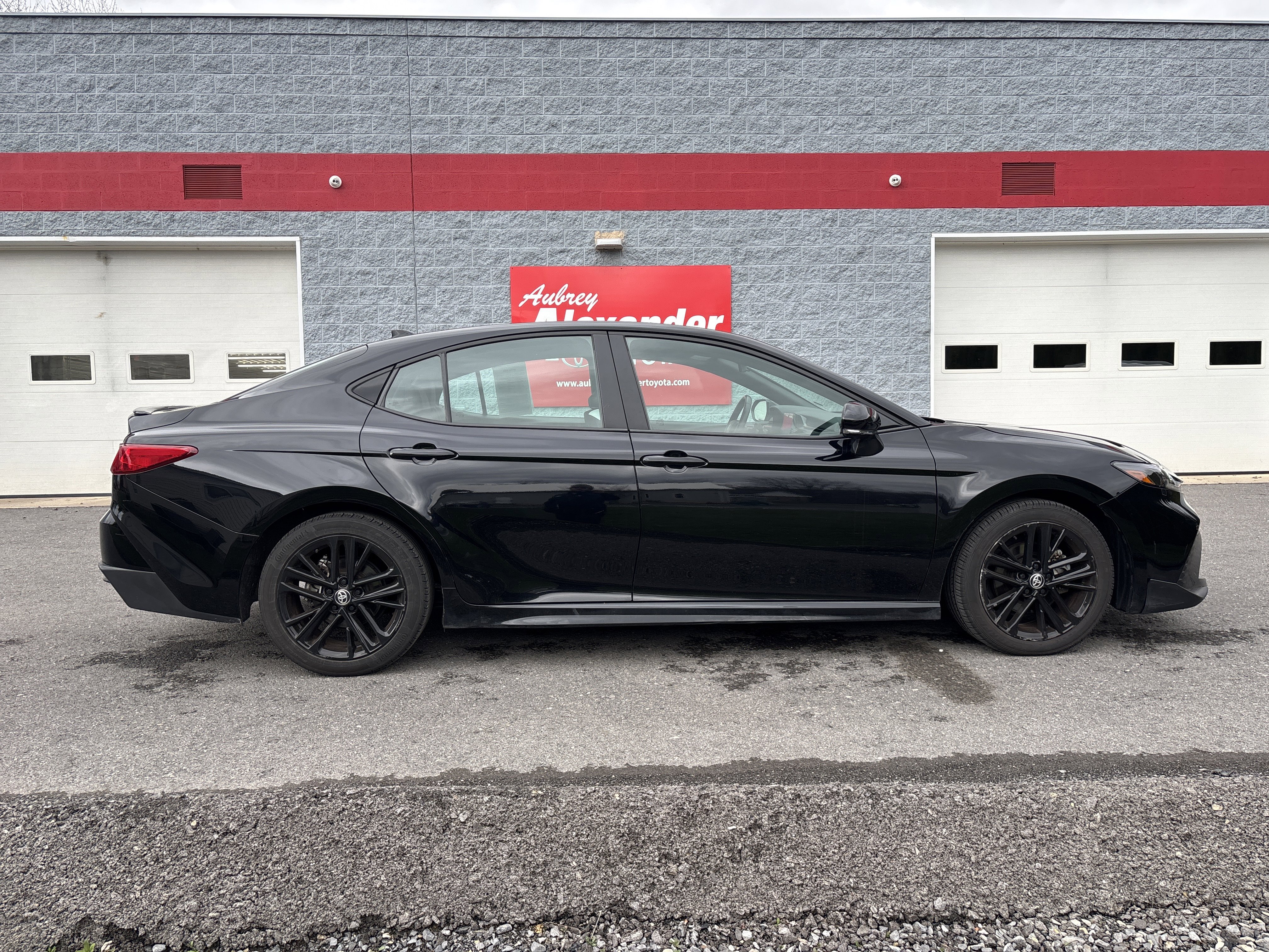 Used 2025 Toyota Camry SE FWD image 2