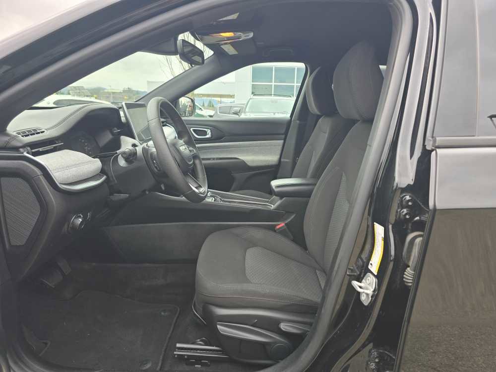 Used 2023 Jeep Compass Sport image 9