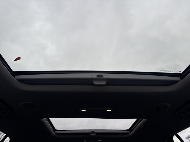 Used 2023 GMC Acadia SLT w/ Preferred Package image 29