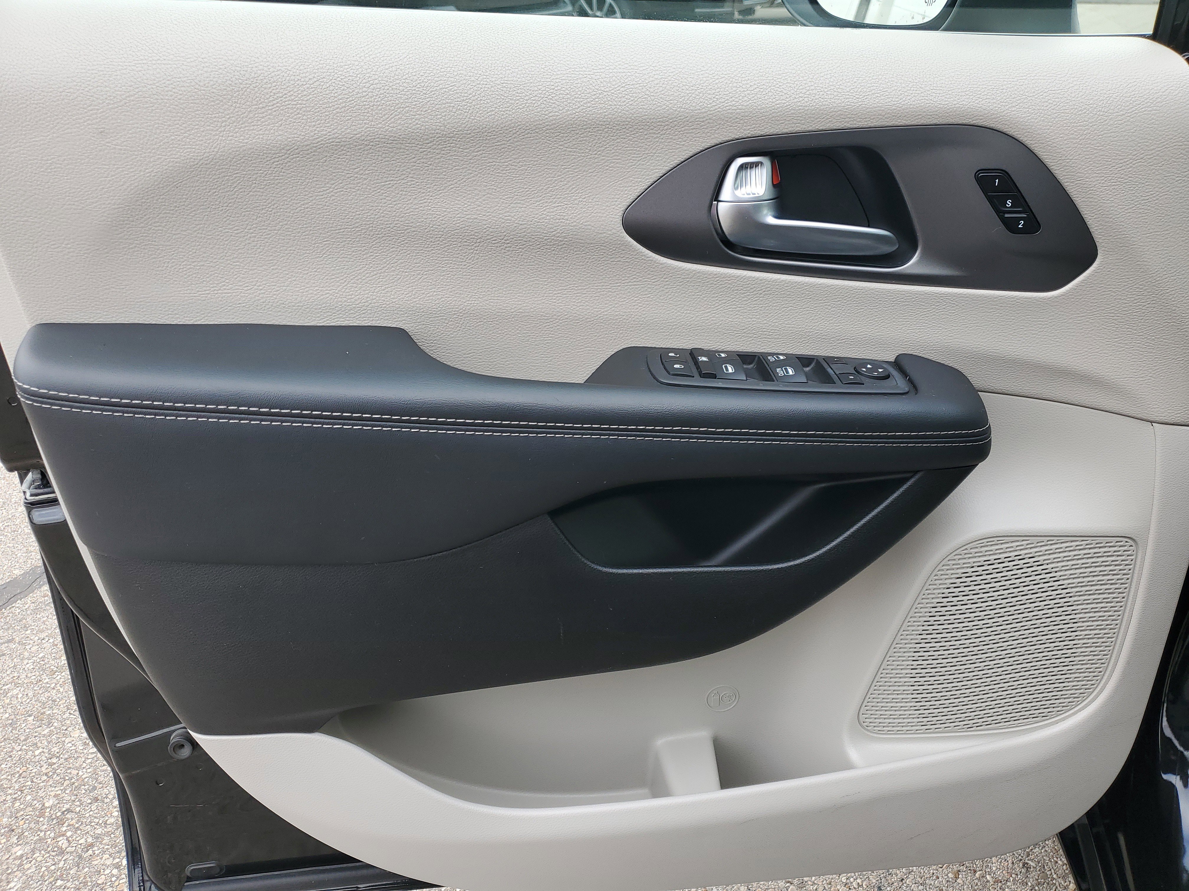 Used 2023 Chrysler Pacifica Touring-L image 18