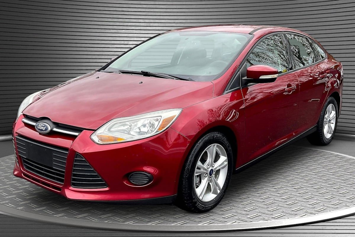 Used 2013 Ford Focus SE w/ SE Winter Pkg FWD image 3