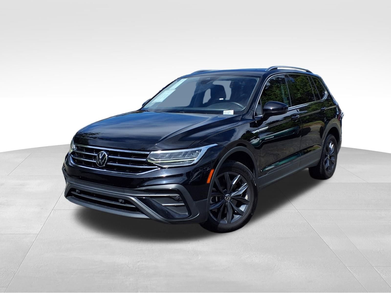 Used 2023 Volkswagen Tiguan SE w/ Panoramic Sunroof Package FWD image 1