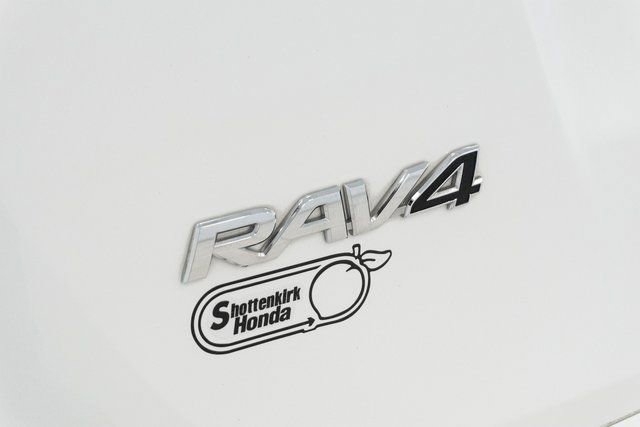 Used 2018 Toyota RAV4 LE image 10