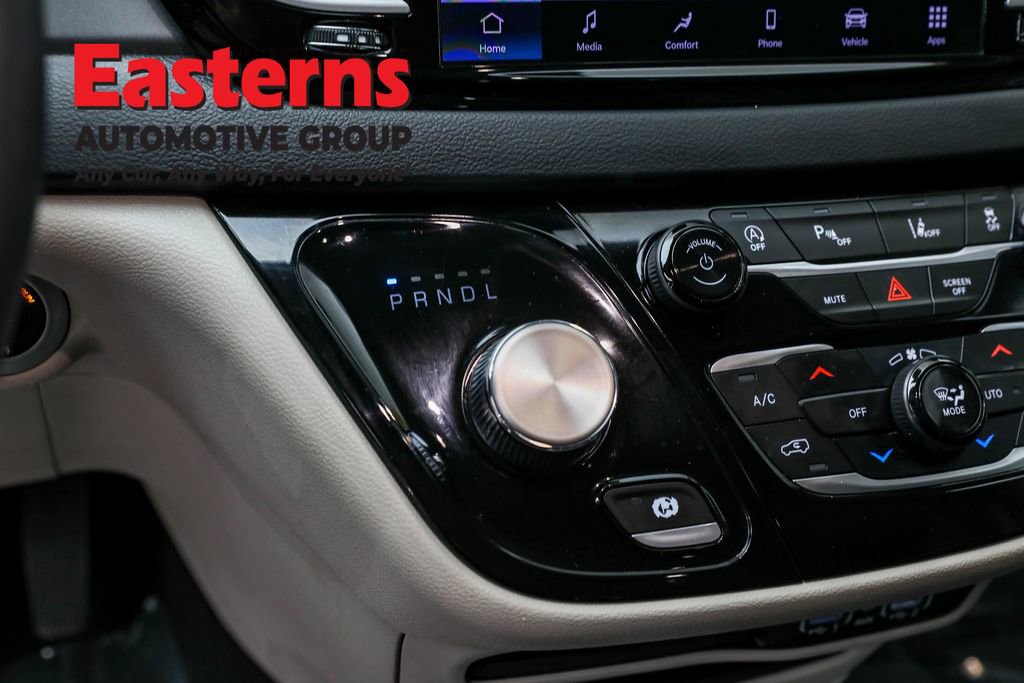 Used 2023 Chrysler Pacifica Touring-L image 13
