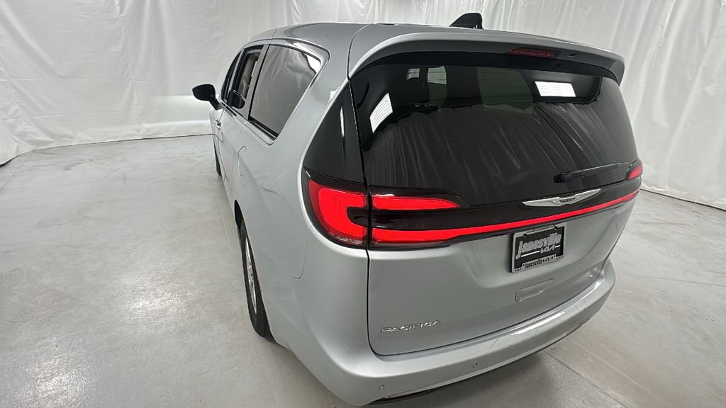 Used 2024 Chrysler Pacifica Touring-L FWD image 5