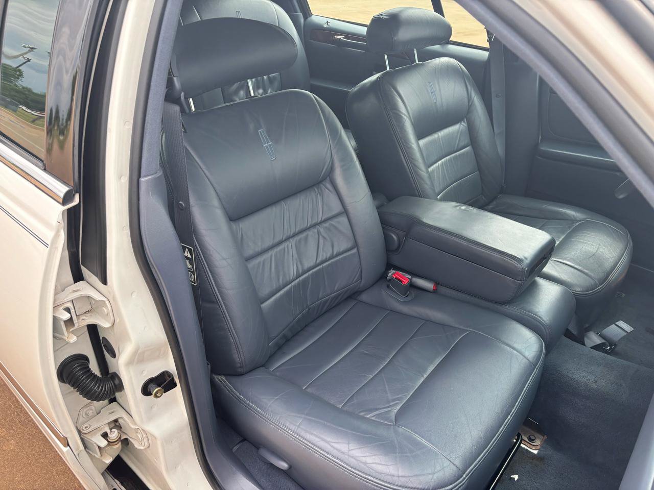 Used 1999 Lincoln Town Car Executive RWD image 8