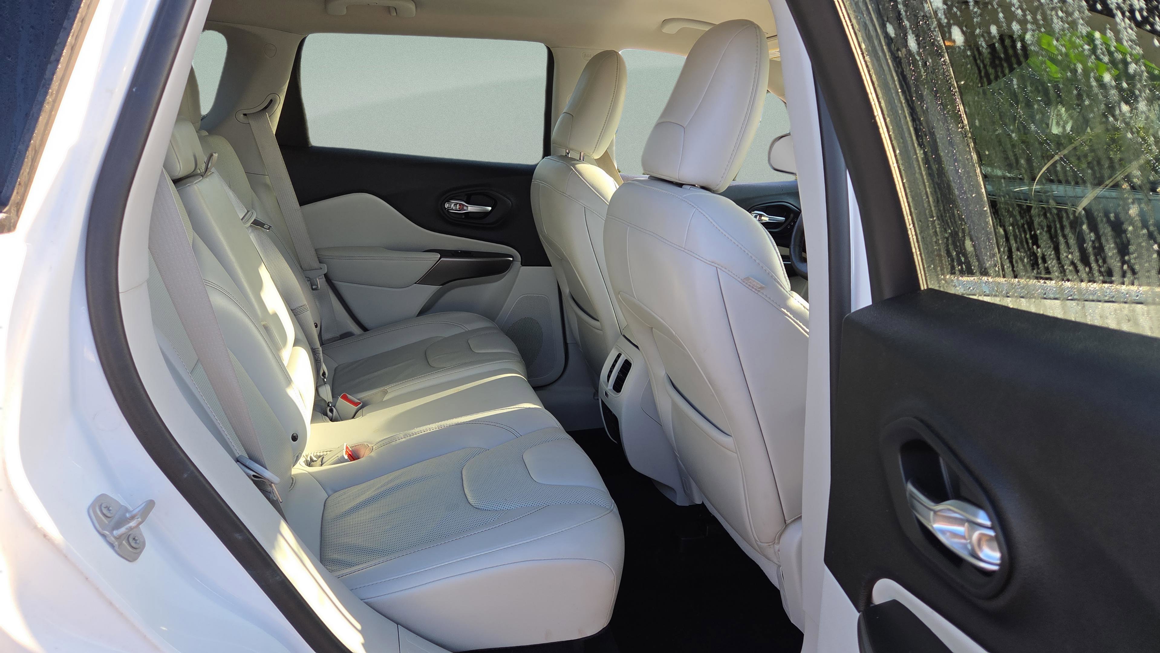 Used 2019 Jeep Cherokee Limited image 18