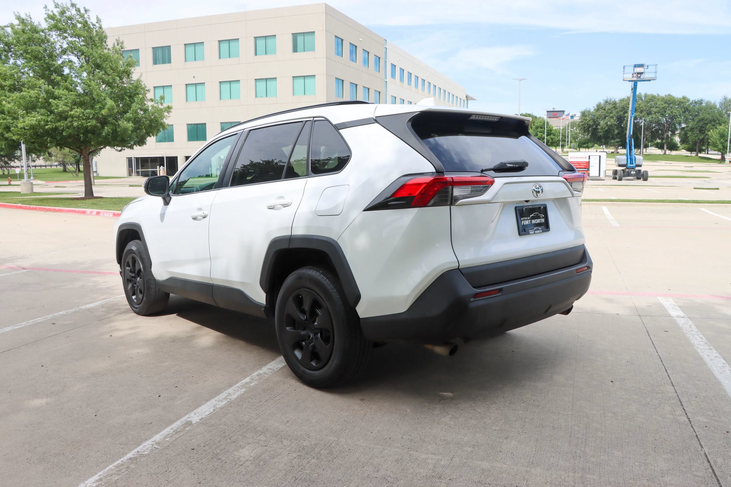 Used 2019 Toyota RAV4 LE FWD image 5