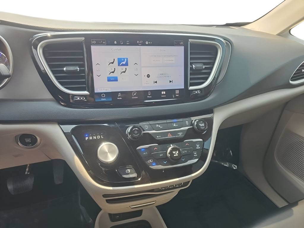 Used 2023 Chrysler Pacifica Touring-L FWD image 14
