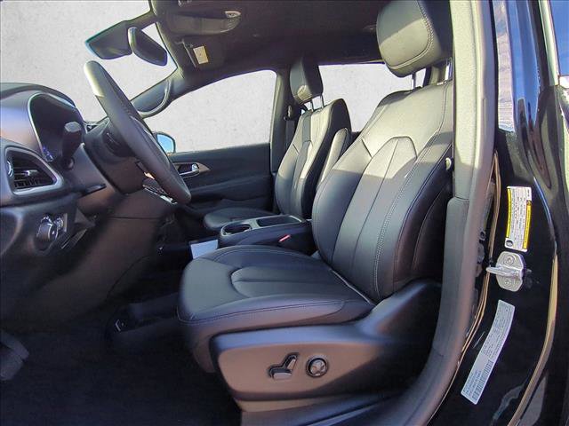 New 2026 Chrysler Pacifica Select video 3