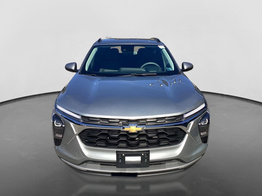 Used 2024 Chevrolet Trax LT FWD image 2