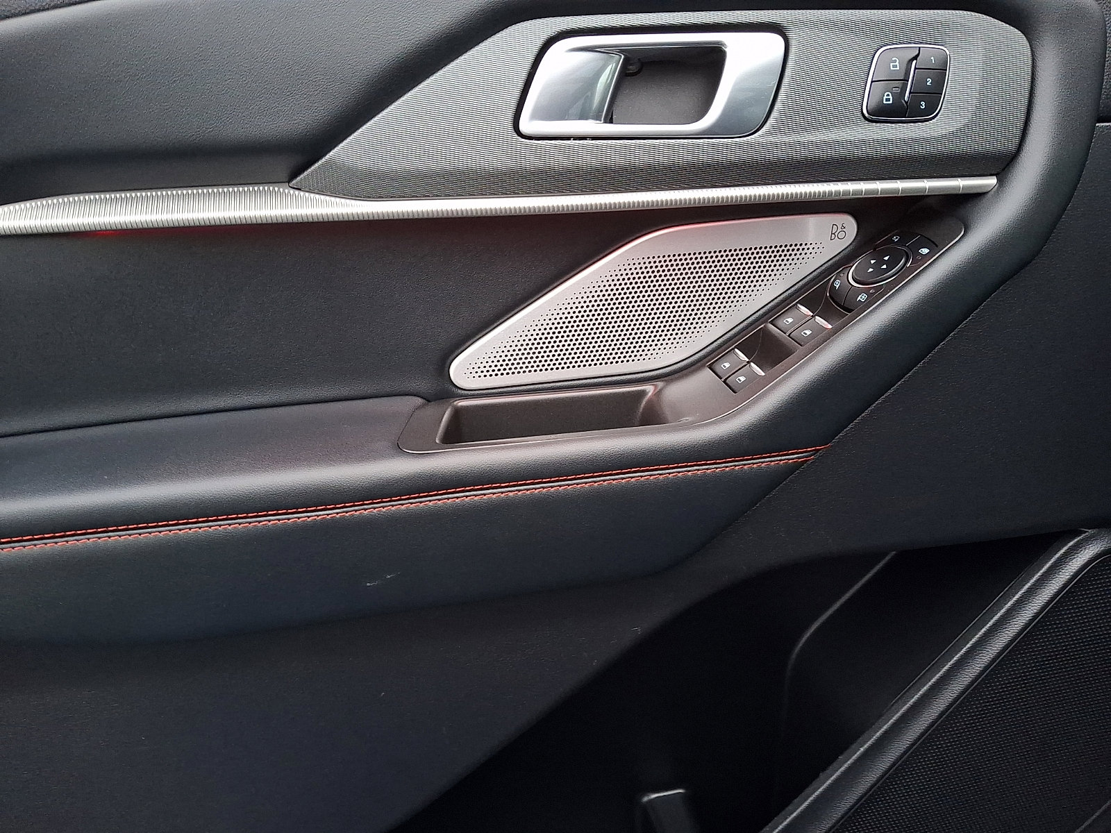 Used 2025 Ford Explorer ST image 13